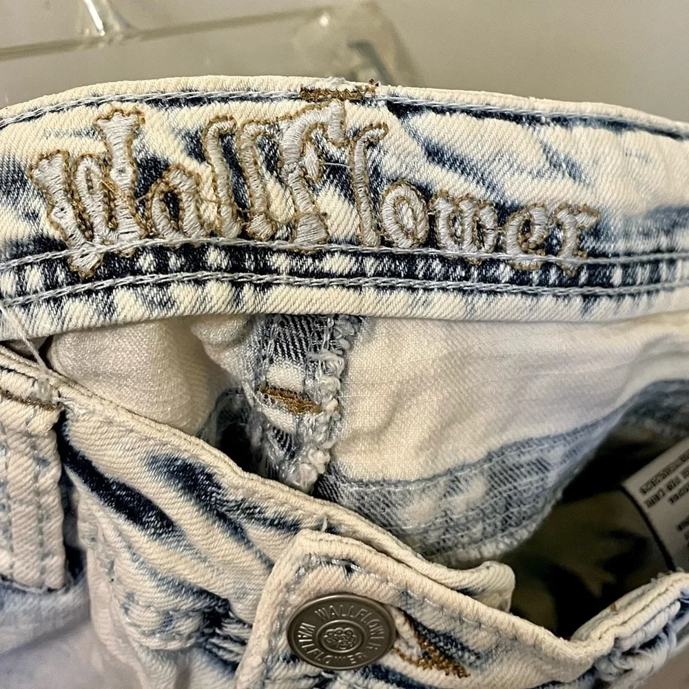 Wallflower Bleached Distressed Denim Long Shorts Low Rise Retro Size 7 30” waist